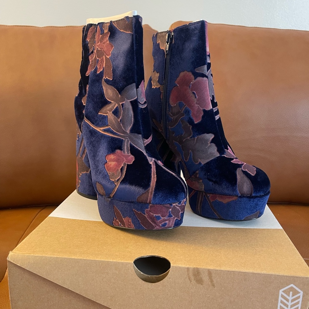 Call It Spring Crini Navy Velvet with Floral Design Boots Womens size 7
